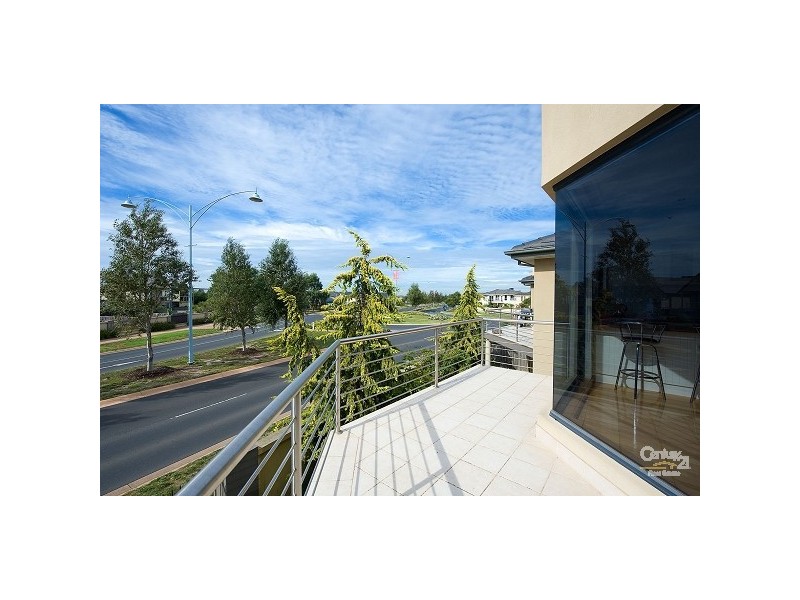 3/2 Sandlewood Close, Sanctuary Lakes VIC 3030