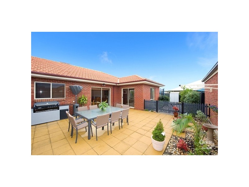 9 May Gibbs Circle, Point Cook VIC 3030