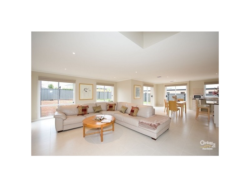 16 Menzies Ave, Point Cook VIC 3030