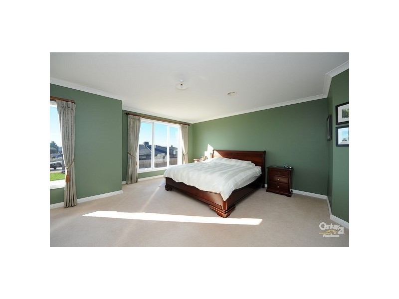 18 Teatree Terrace, Point Cook VIC 3030