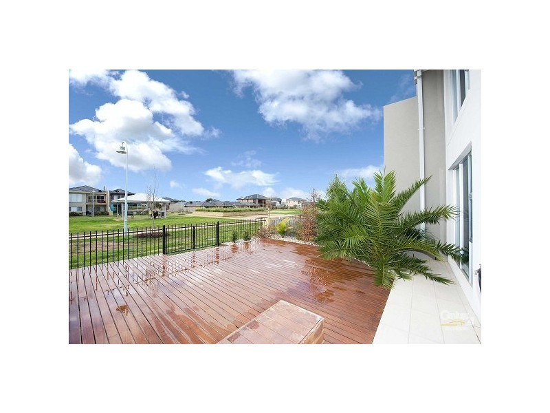 82 Middle Park Drive, Sanctuary Lakes VIC 3030