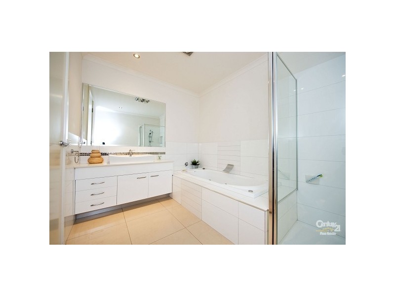 82 Middle Park Drive, Sanctuary Lakes VIC 3030