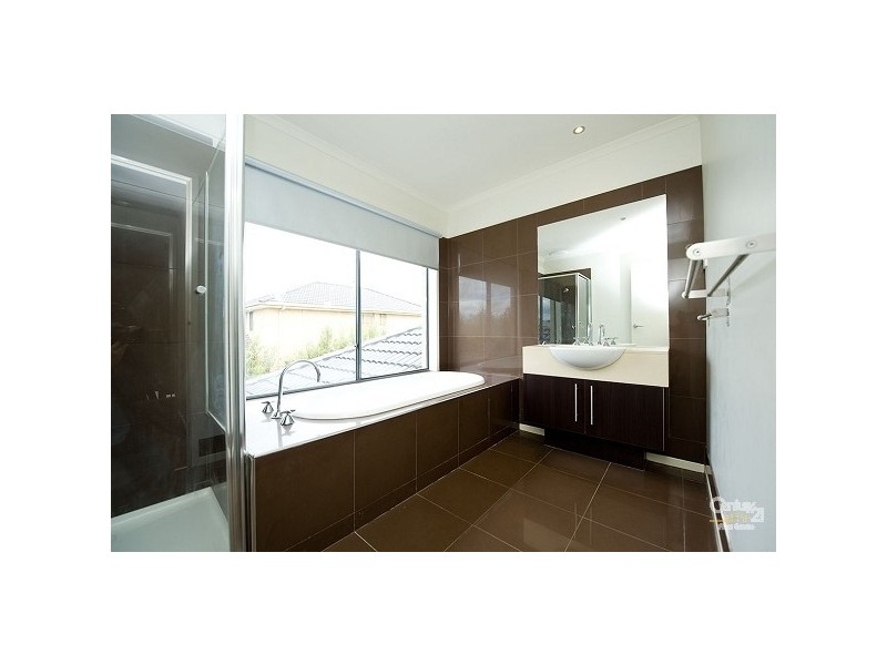 53 Middle Park Drive, Sanctuary Lakes VIC 3030