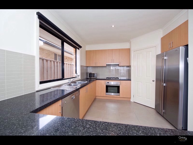 107 Middle Park Drive, Sanctuary Lakes VIC 3030