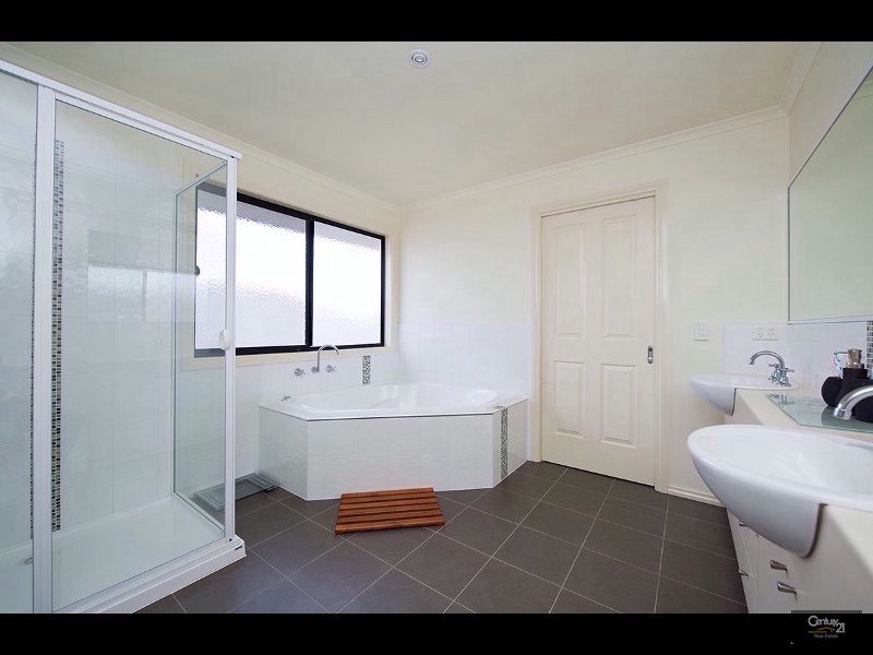 107 Middle Park Drive, Sanctuary Lakes VIC 3030