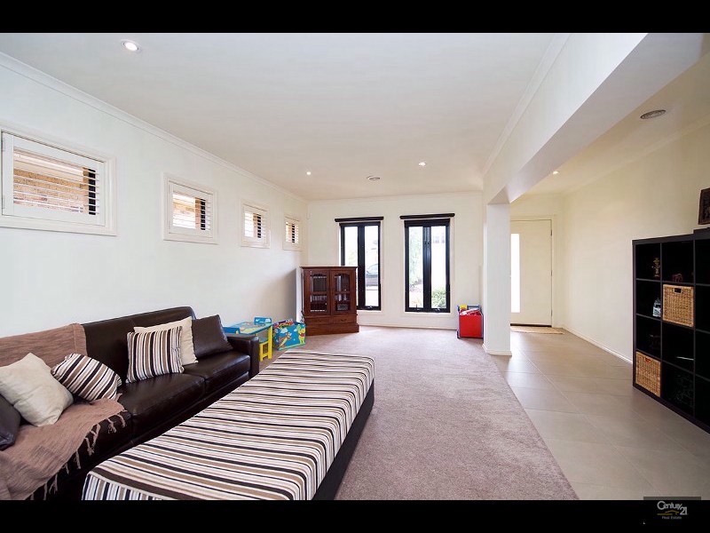 107 Middle Park Drive, Sanctuary Lakes VIC 3030