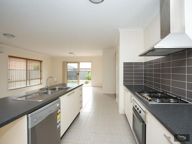 8 Beaurepaire Drive, Point Cook VIC 3030