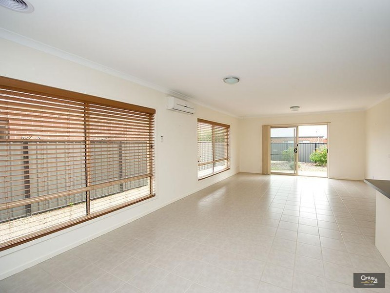 8 Beaurepaire Drive, Point Cook VIC 3030