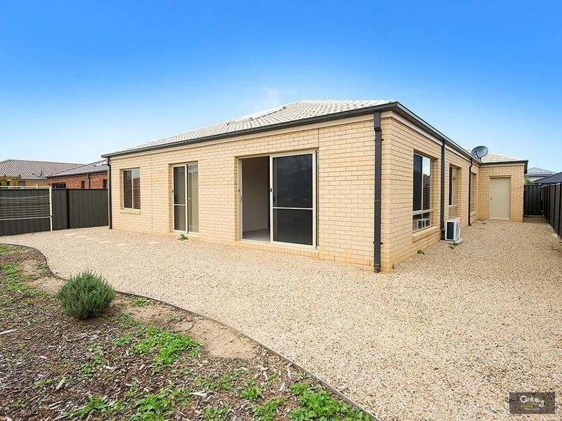 8 Beaurepaire Drive, Point Cook VIC 3030