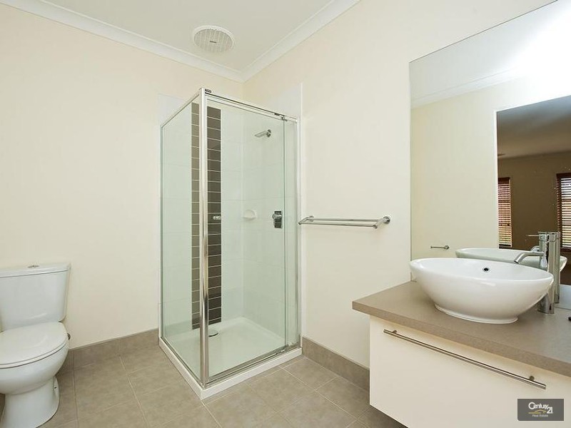 8 Beaurepaire Drive, Point Cook VIC 3030