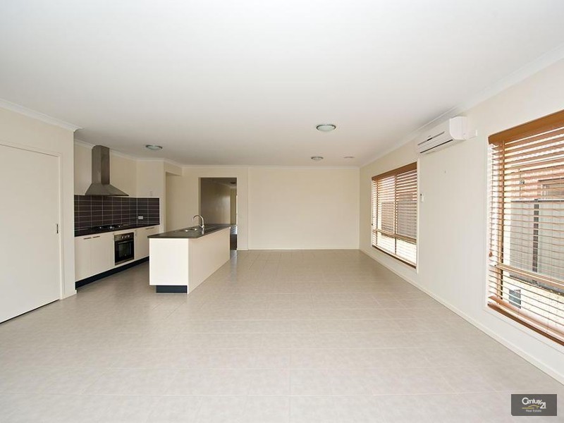 8 Beaurepaire Drive, Point Cook VIC 3030