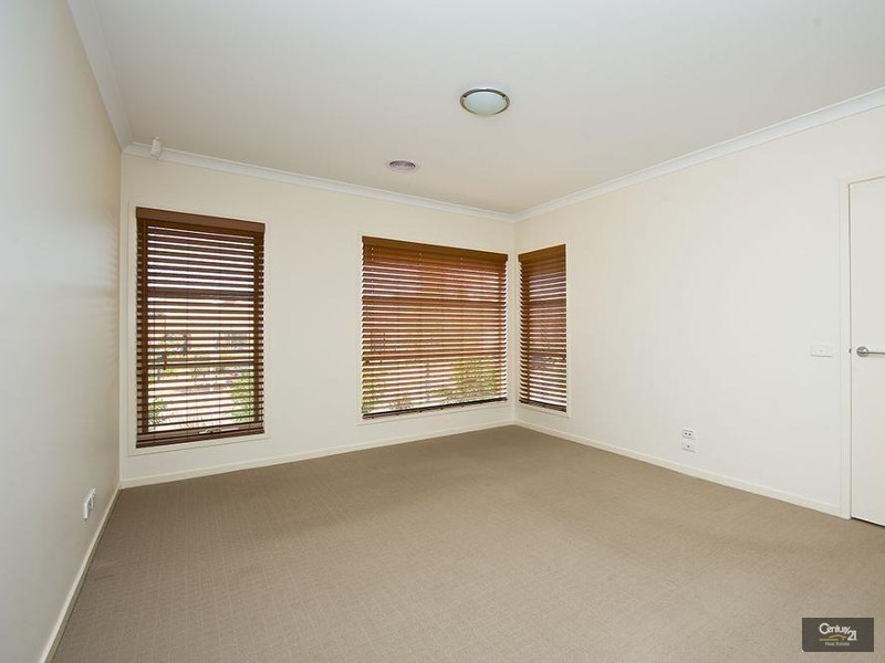 8 Beaurepaire Drive, Point Cook VIC 3030
