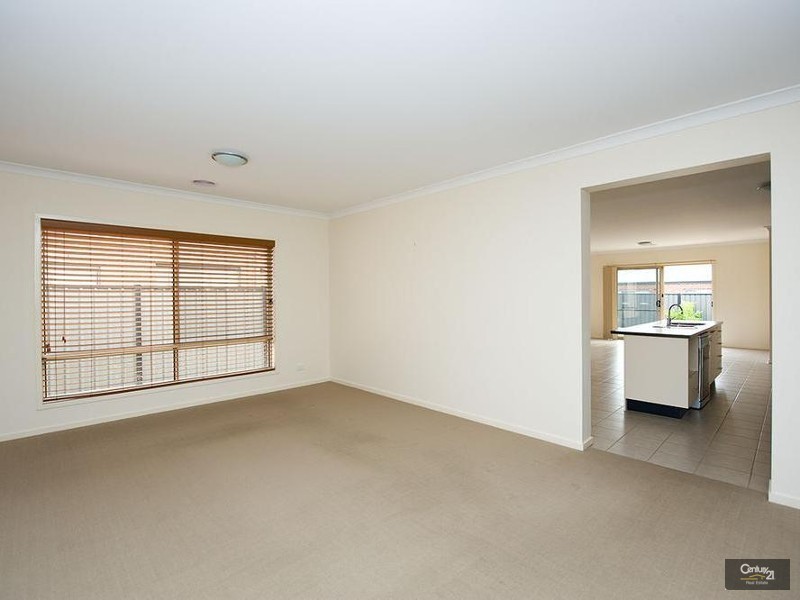 8 Beaurepaire Drive, Point Cook VIC 3030
