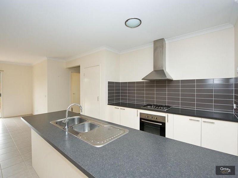 8 Beaurepaire Drive, Point Cook VIC 3030