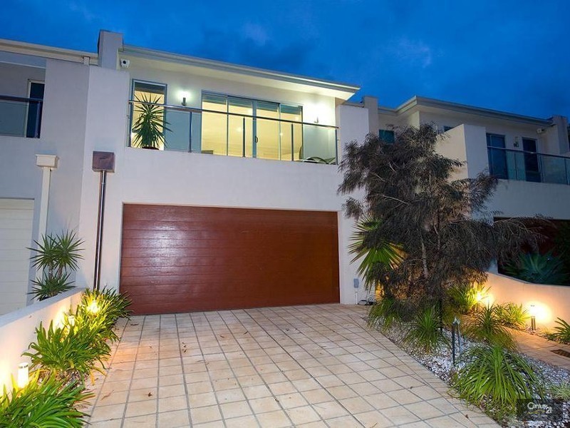 16 Middle Park Drive, Sanctuary Lakes VIC 3030