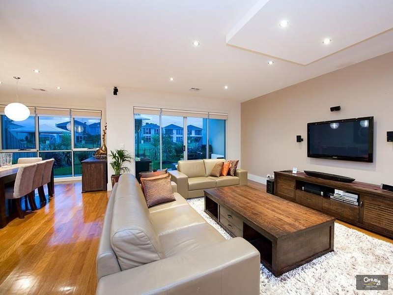 16 Middle Park Drive, Sanctuary Lakes VIC 3030