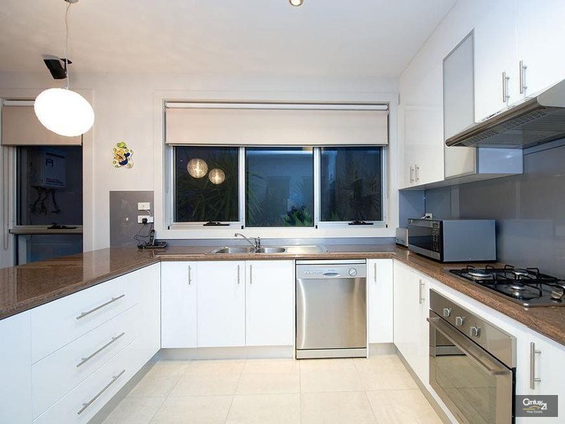 16 Middle Park Drive, Sanctuary Lakes VIC 3030