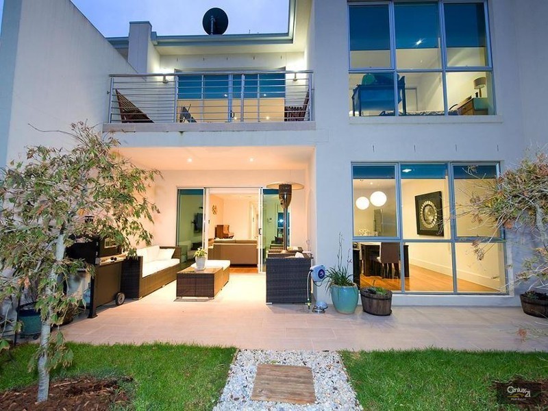 16 Middle Park Drive, Sanctuary Lakes VIC 3030