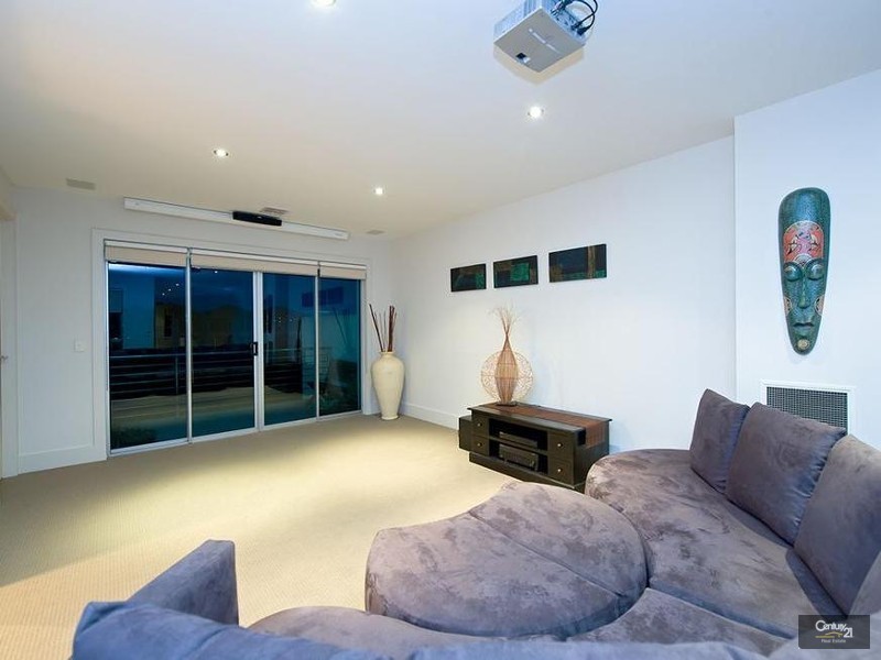 16 Middle Park Drive, Sanctuary Lakes VIC 3030