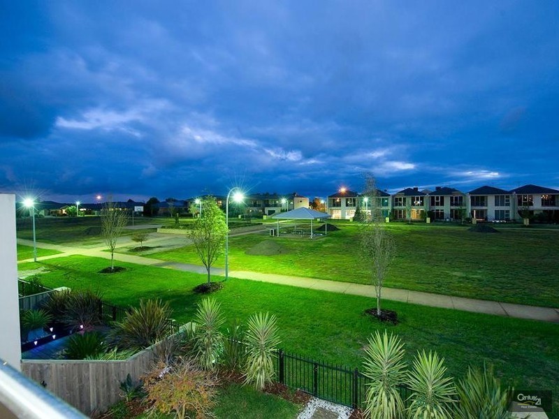 16 Middle Park Drive, Sanctuary Lakes VIC 3030