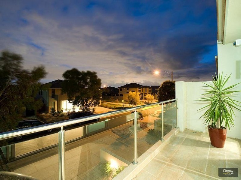 16 Middle Park Drive, Sanctuary Lakes VIC 3030