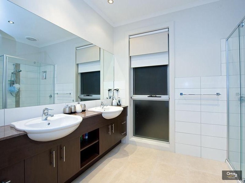 16 Middle Park Drive, Sanctuary Lakes VIC 3030