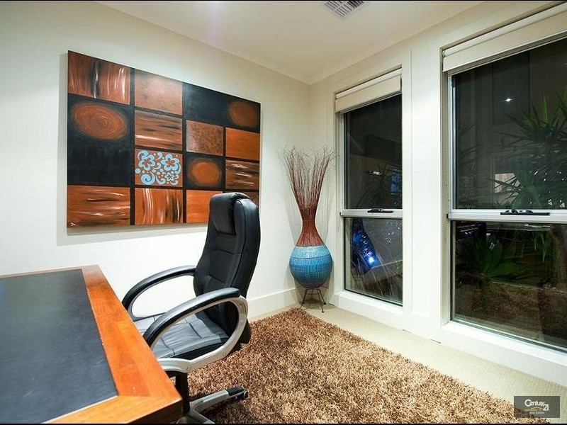 16 Middle Park Drive, Sanctuary Lakes VIC 3030