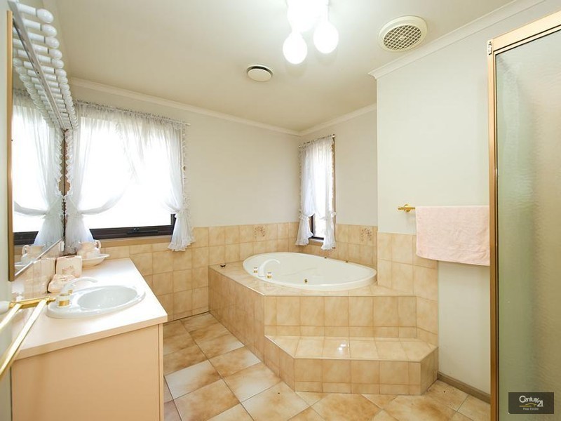 12 Clarendon Court, Seabrook VIC 3028