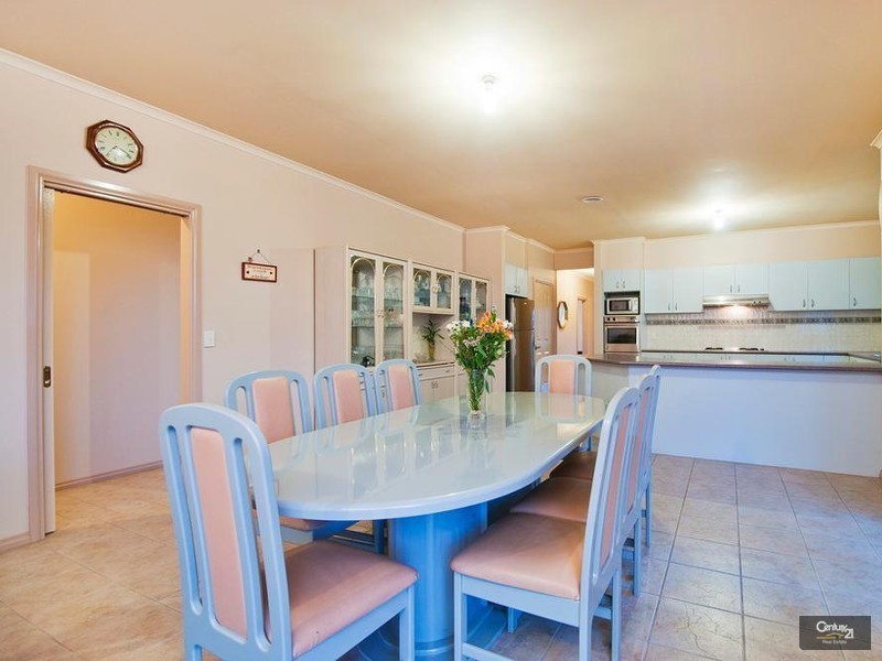 2 Kemerton Close, Point Cook VIC 3030