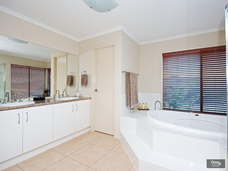 4 Violet Way, Point Cook VIC 3030