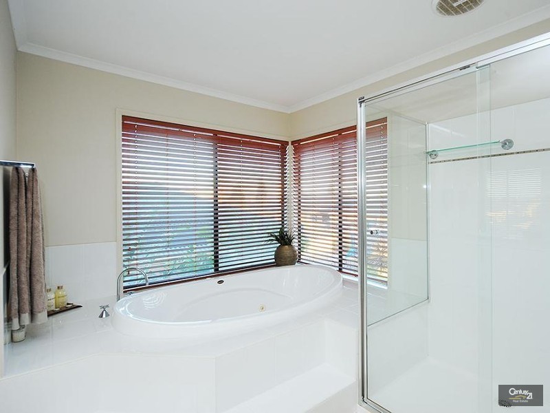 4 Violet Way, Point Cook VIC 3030