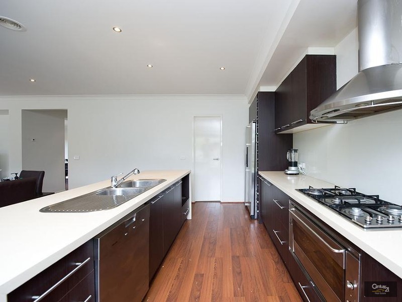 53 Middle Park Drive, Sanctuary Lakes VIC 3030