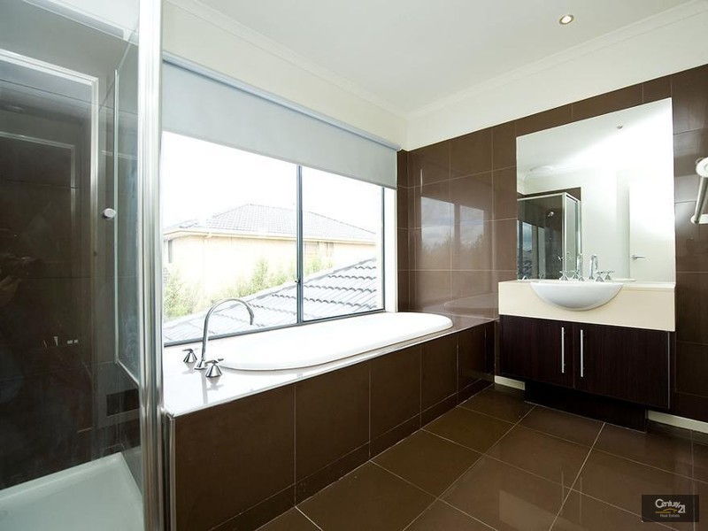 53 Middle Park Drive, Sanctuary Lakes VIC 3030