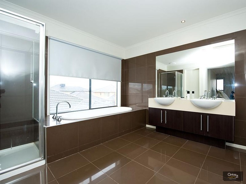 53 Middle Park Drive, Sanctuary Lakes VIC 3030