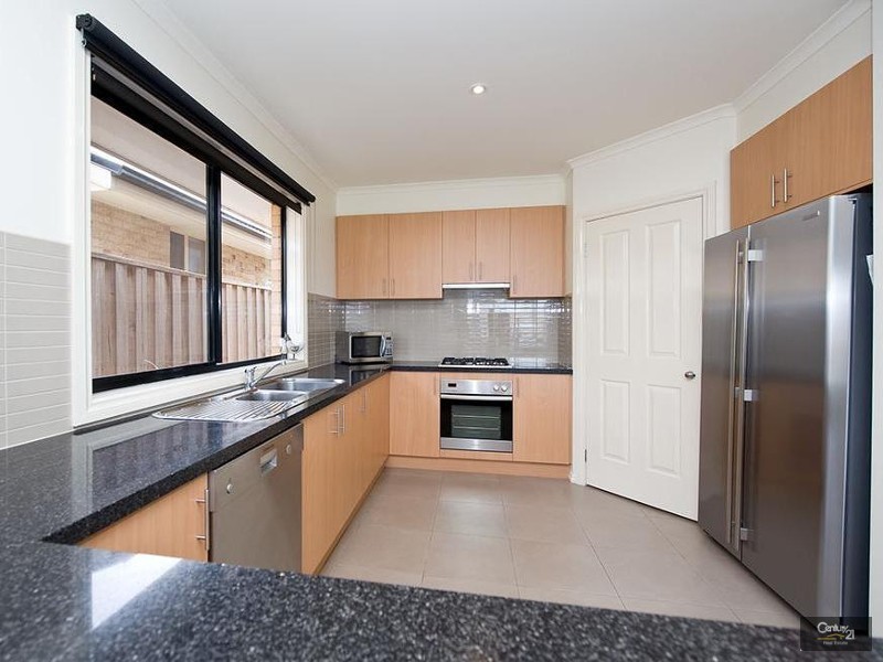 107 Middle Park Drive, Sanctuary Lakes VIC 3030