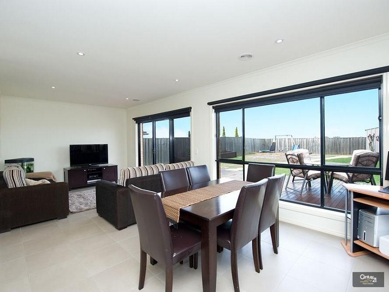 107 Middle Park Drive, Sanctuary Lakes VIC 3030