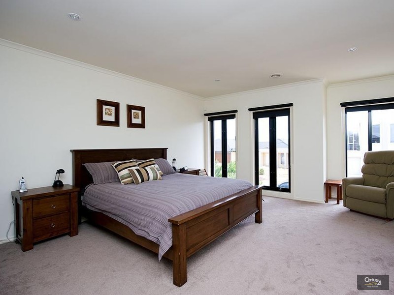 107 Middle Park Drive, Sanctuary Lakes VIC 3030