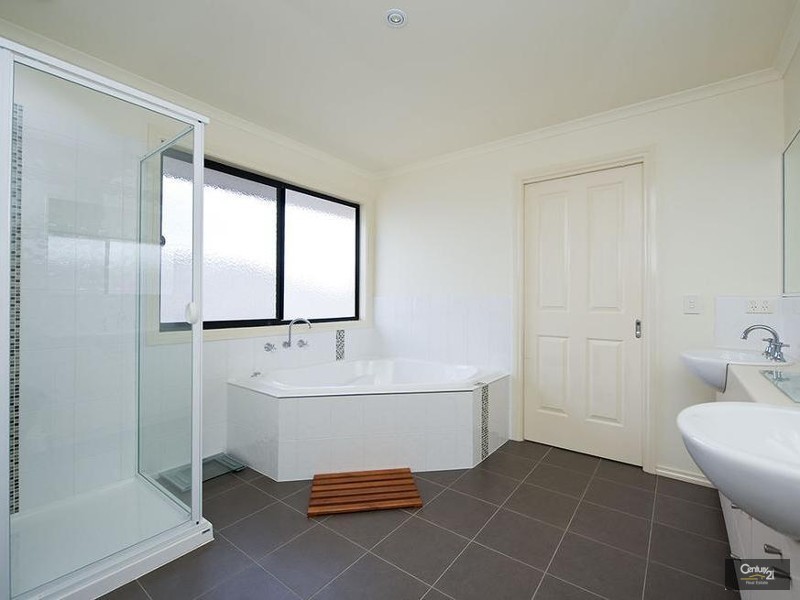 107 Middle Park Drive, Sanctuary Lakes VIC 3030