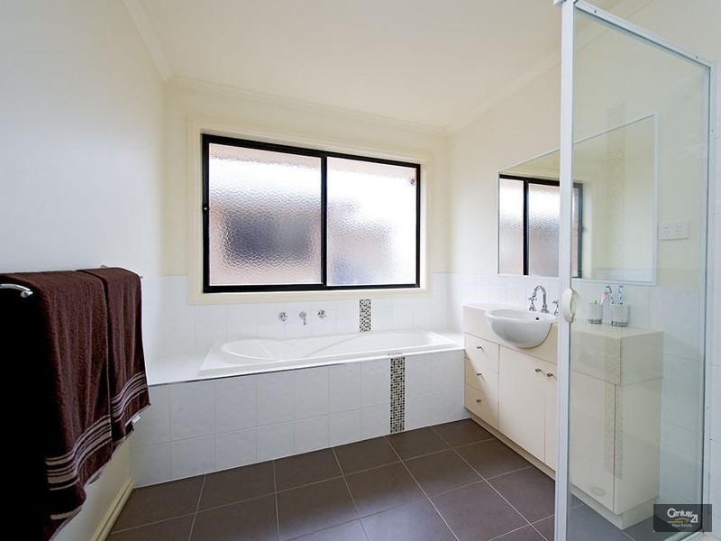 107 Middle Park Drive, Sanctuary Lakes VIC 3030