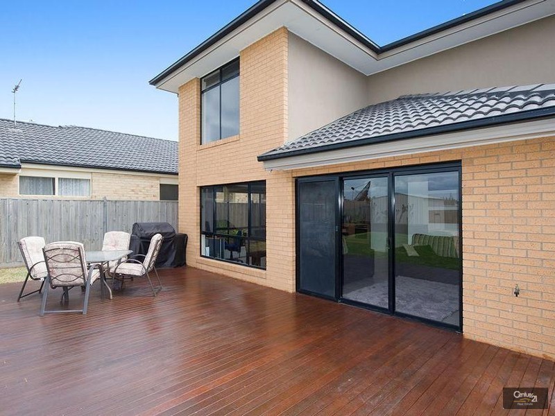 107 Middle Park Drive, Sanctuary Lakes VIC 3030