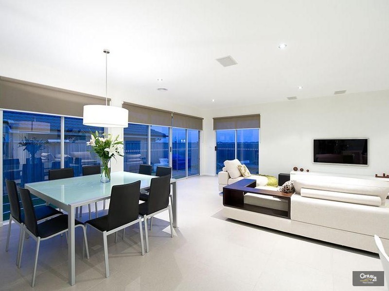 73 Middle Park Drive, Sanctuary Lakes VIC 3030