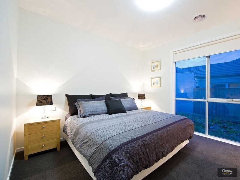 73 Middle Park Drive, Sanctuary Lakes VIC 3030