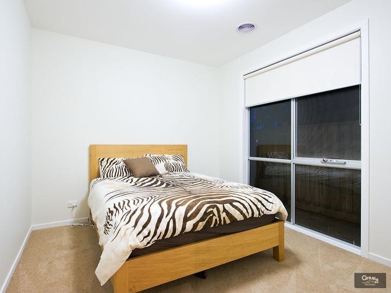 73 Middle Park Drive, Sanctuary Lakes VIC 3030