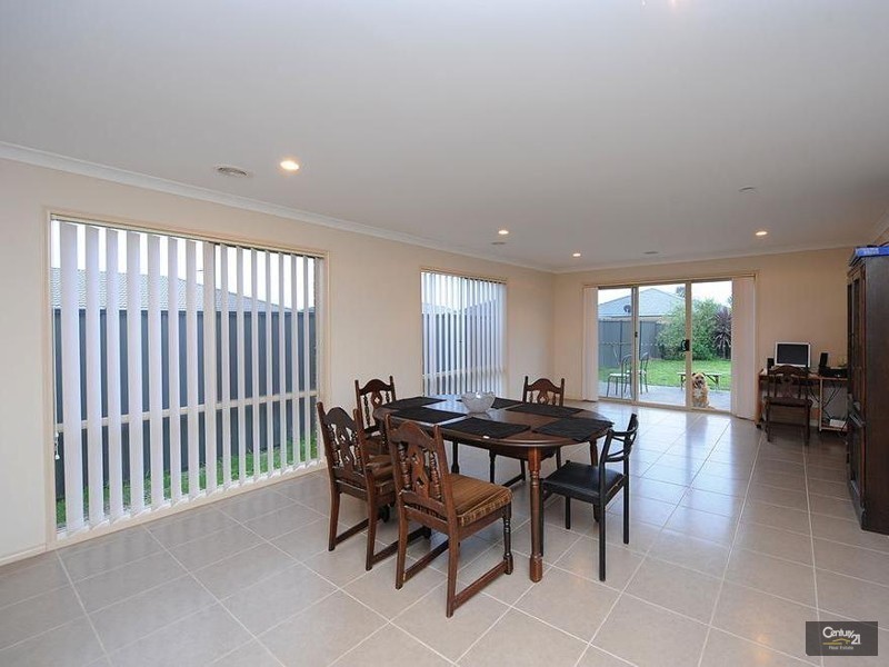 17 Coombes Court, Point Cook VIC 3030