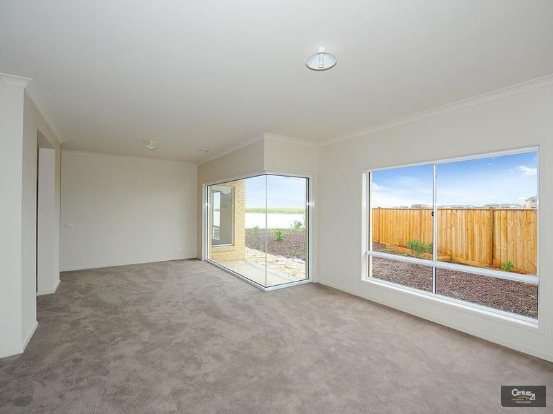 13 Seaview Point, Sanctuary Lakes VIC 3030