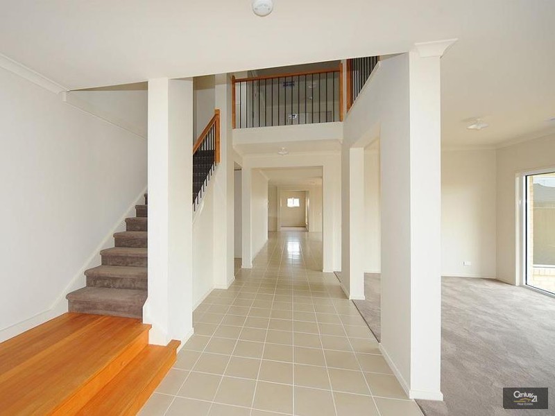 13 Seaview Point, Sanctuary Lakes VIC 3030