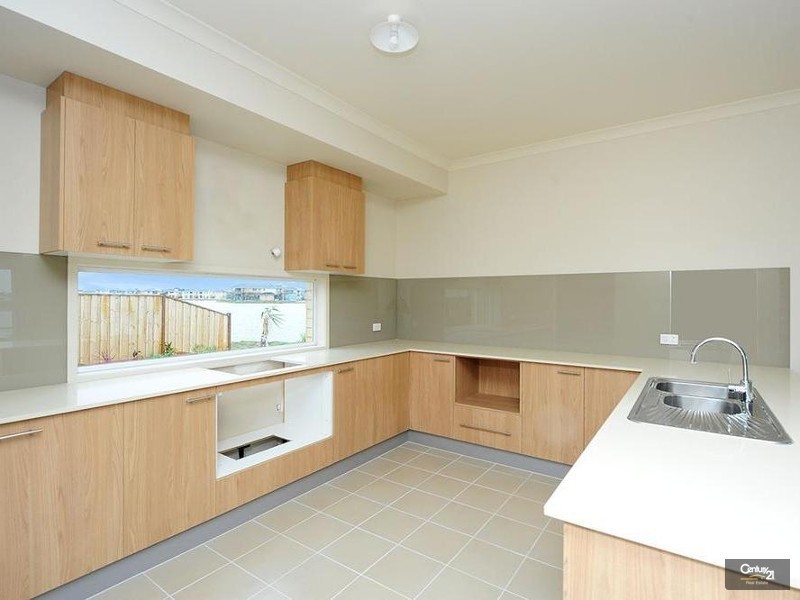 13 Seaview Point, Sanctuary Lakes VIC 3030