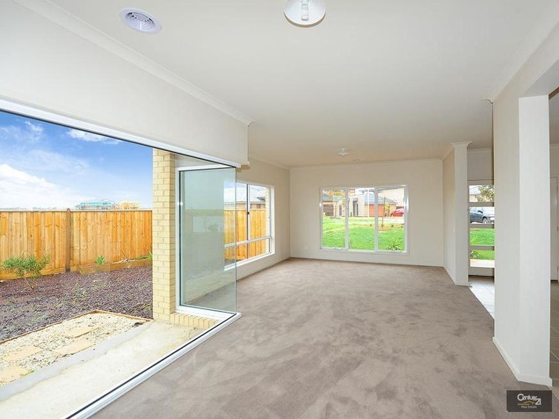 13 Seaview Point, Sanctuary Lakes VIC 3030