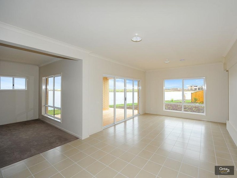 13 Seaview Point, Sanctuary Lakes VIC 3030