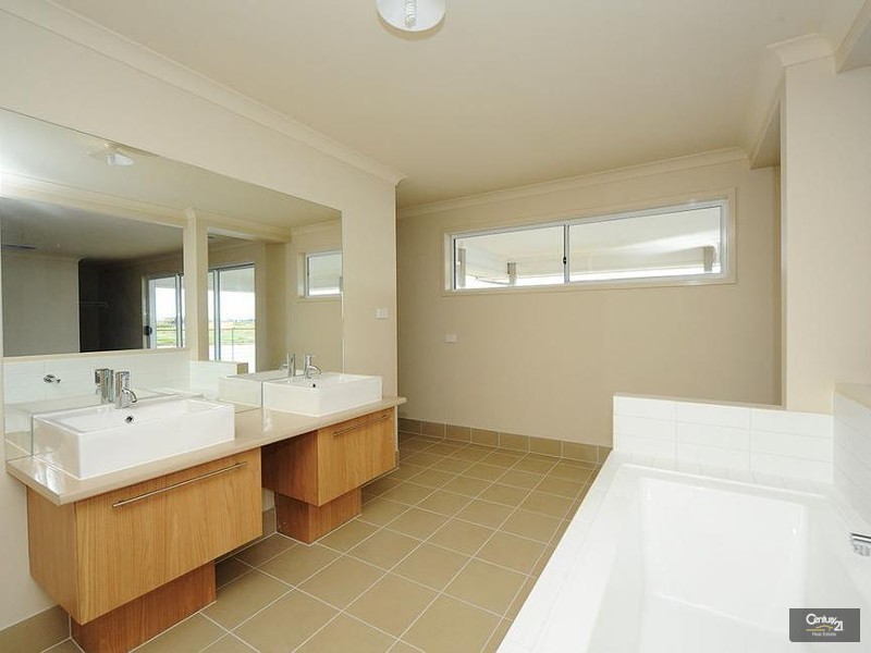 13 Seaview Point, Sanctuary Lakes VIC 3030